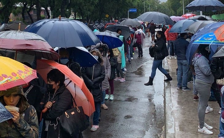 Jóvenes de Xochimilco, molestos por mala organización en vacunación contra el COVID-19 