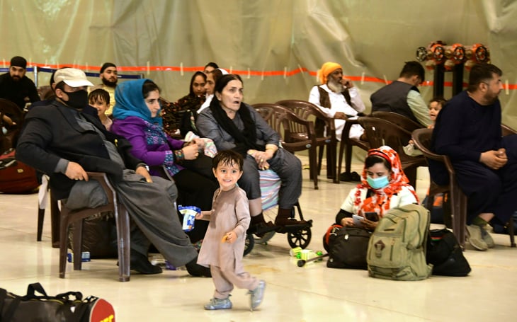 Más de 200 civiles afganos llegan a Roma desde Kabul