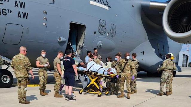 Una mujer afgana evacuada da a luz en un avión de la fuerza aérea de EU