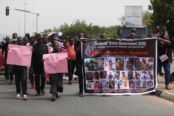 Liberan 15 de un grupo de un centenar de estudiantes raptados en Nigeria