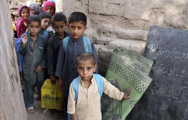 Madres y padres Afganos entregan a sus hijos para que sean llevados a un lugar a salvo