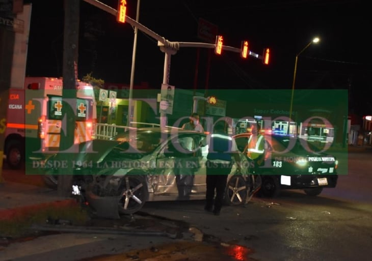 Automovilista se pasa luz roja del semáforo y causa accidente en Monclova