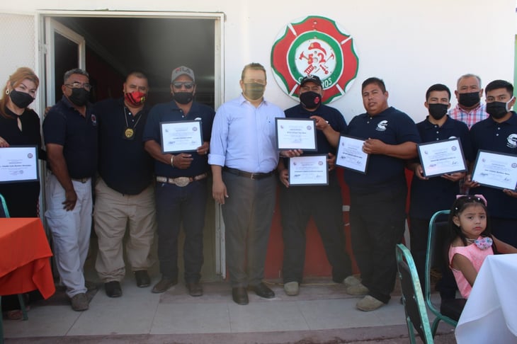 Bomberos reciben reconocimientos de las autoridades de Castaños en su día nacional  