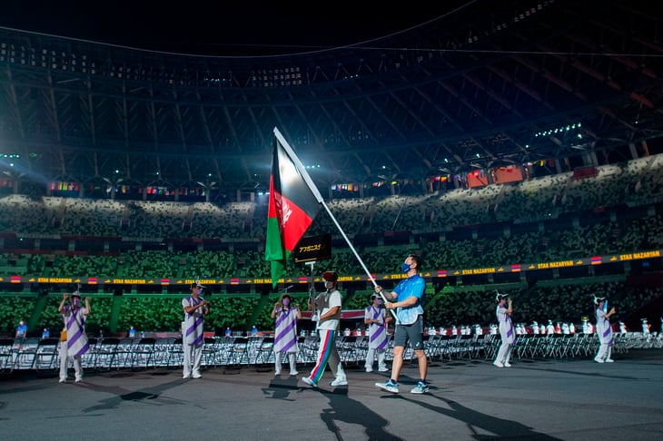 Bandera de Afganistán desfila en los Paralímpicos en homenaje a su ausencia