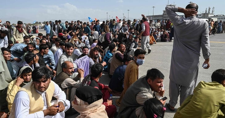 Talibanes prohíben a los afganos ir al aeropuerto en medio de evacuaciones