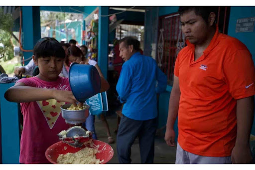 Con un poco de nixtamal ayudan a sus vecinos en Poza Rica