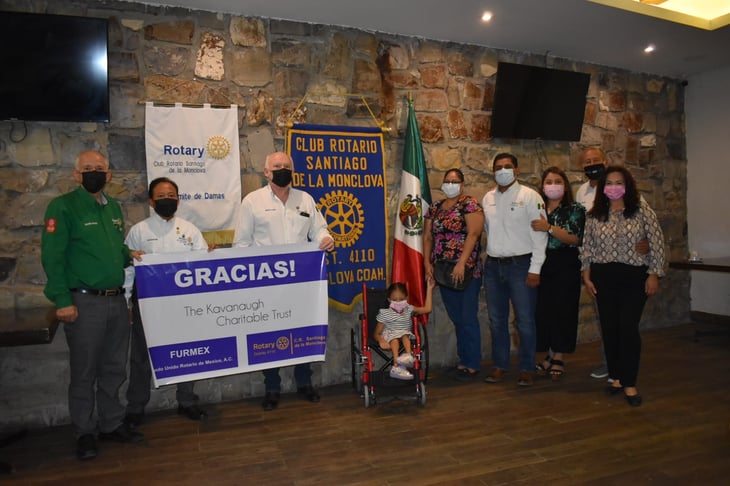 El Club Rotario Santiago de Monclova entrega sillas de ruedas
