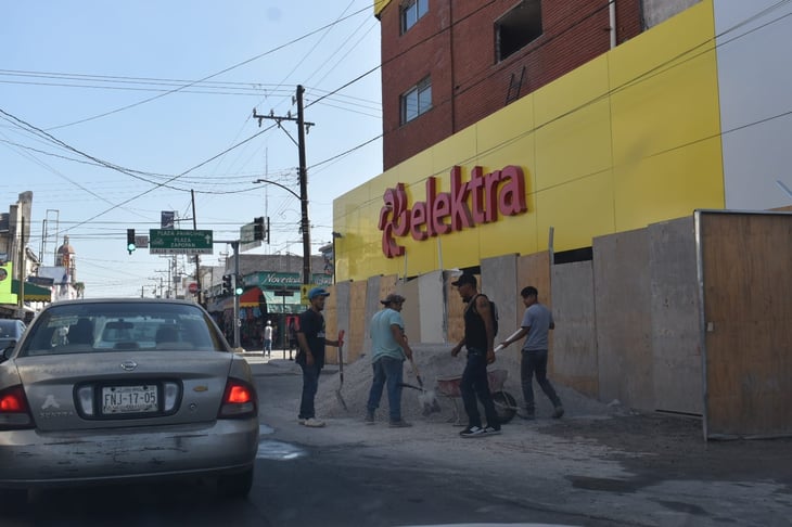 Elektra se adueñó de la calle Hidalgo en Monclova para sus remodelaciones