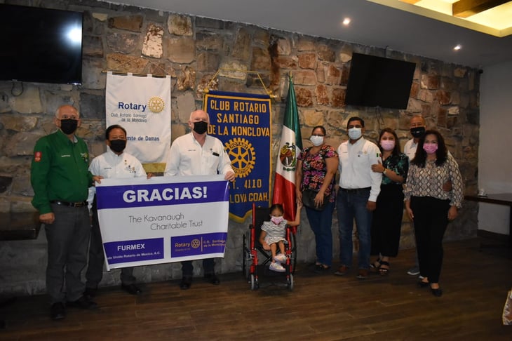 Club Rotario entrega sillas de ruedas en Monclova