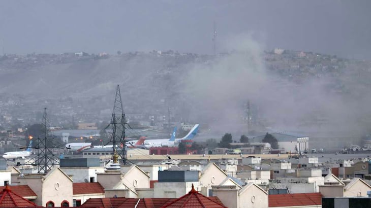 Explosiones fuera del aeropuerto de Kabul dejan al menos 6 muertos y 30 heridos