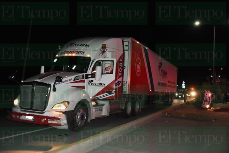 Automovilistas azoran a trailero en Frontera