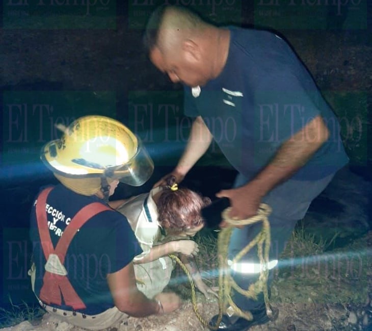 Mujer cae a fondo de arroyo en Monclova y es rescatada por Bomberos