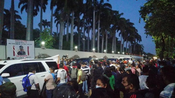 Integrantes de CNTE “bloquean” a AMLO y le impiden llegada a conferencia