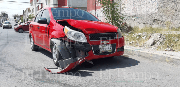 Choque entre dos vehículos deja dos menores lesionados en Monclova