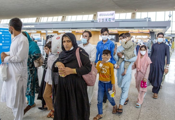 Llegan a Albania dos nuevos vuelos con 182 refugiados afganos a bordo