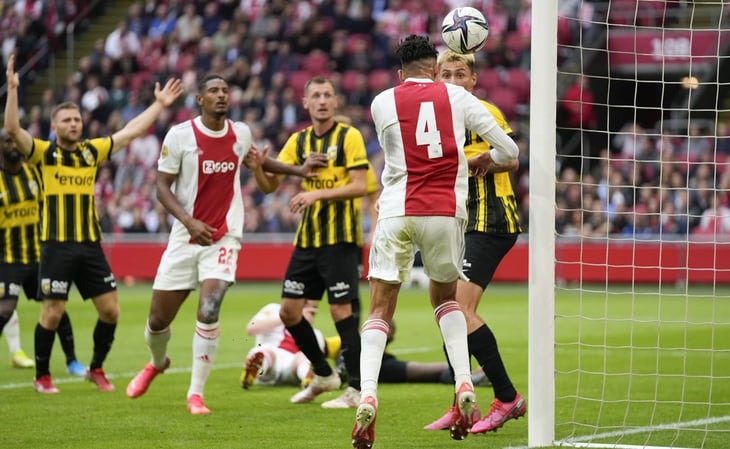 Edson Álvarez anota en la goleada del Ajax al Vitesse