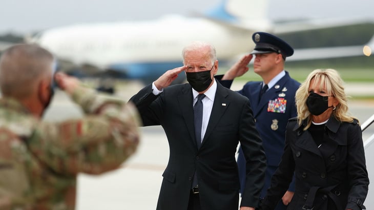 Biden acude a recibir los féretros de los 13 soldados muertos en Kabul
