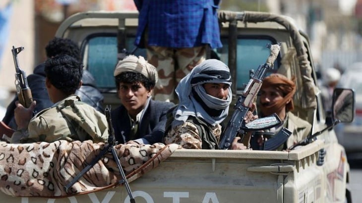 Suben a 33 los soldados muertos en un ataque hutí contra base militar Yemen