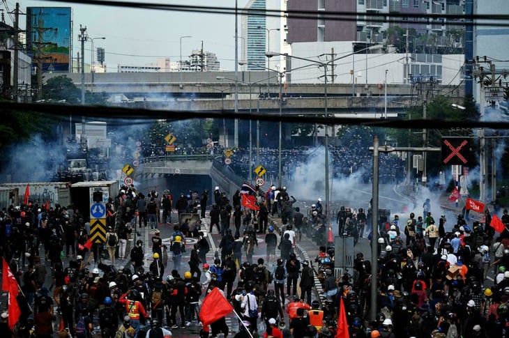 La Policía y los manifestantes vuelven a enfrentarse en Bangkok