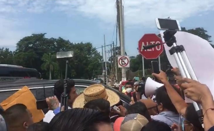 Por tercer día consecutivo, CNTE bloquea paso de camioneta de AMLO