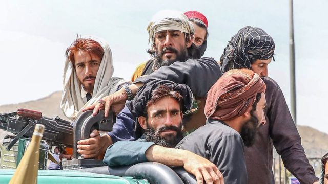 Líder político talibán crítica los ataques de EU contra objetivos del EI