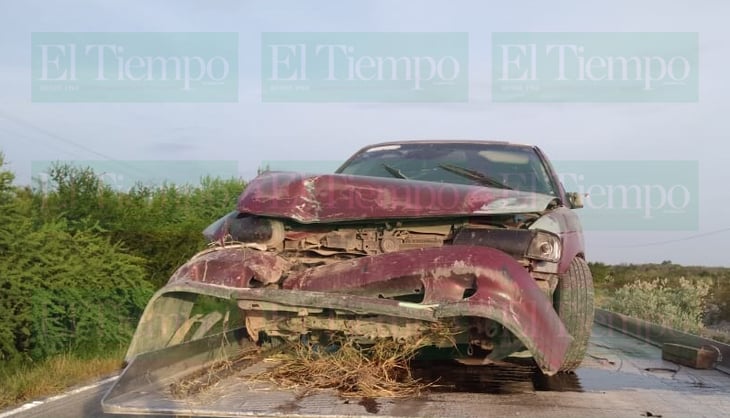 Un automóvil terminó volcado sobre la carretera número 24 del Ejido El Oro