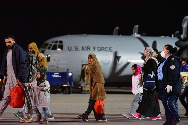 Llegan a Kosovo 111 afganos de los 2.000 que acogerá el país