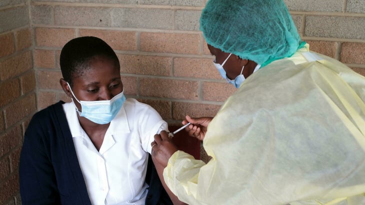 Francia donará otros 10 millones de vacunas contra el COVID-19 para África