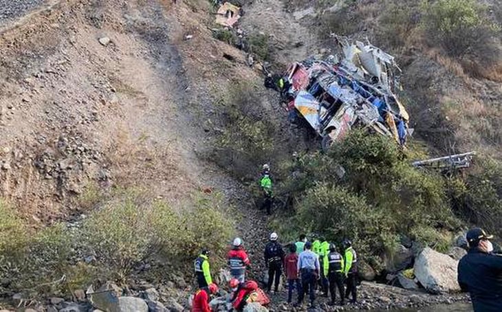 29 personas murieron al caer autobús de pasajeros en Perú