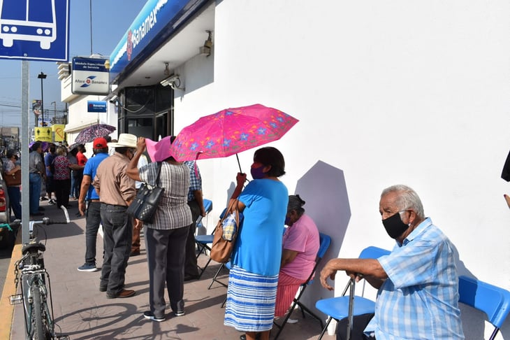 Adultos mayores sufren bajo el sol para cobrar su pensión en Monclova