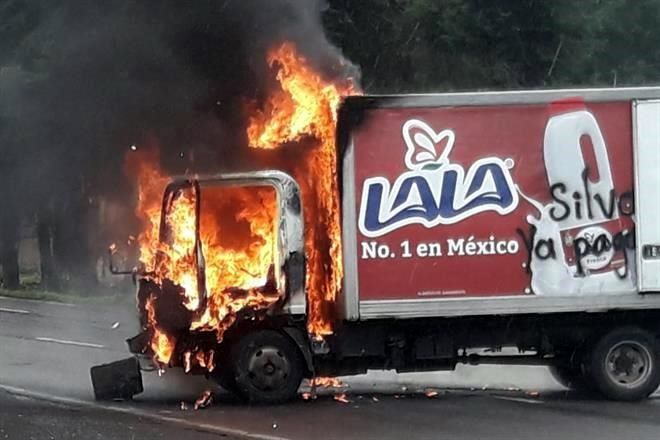 El CNTE quema camiones en Michoacán; exigen pago