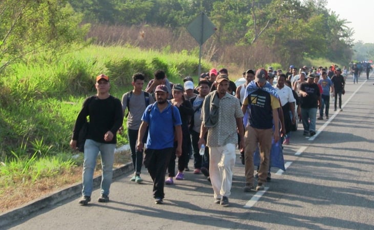 Migrantes critican que AMLO presuma récord en remesas