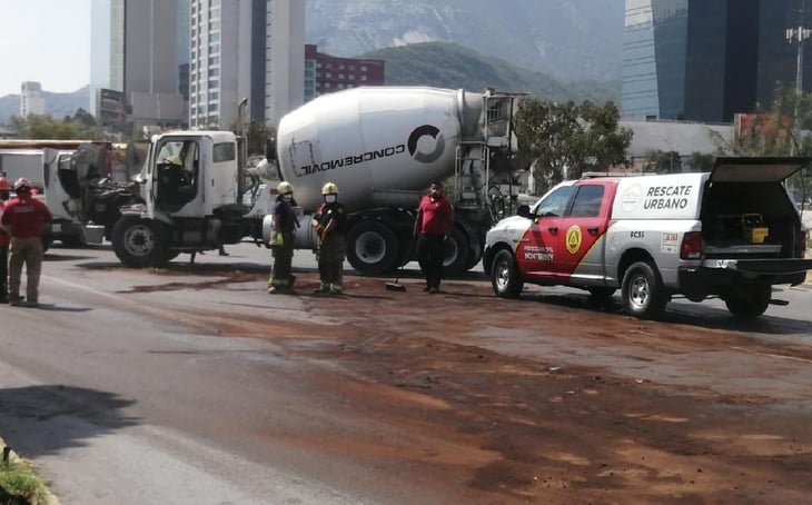 Una falla mecánica en un camión desata fuerte accidente vial en Monterrey