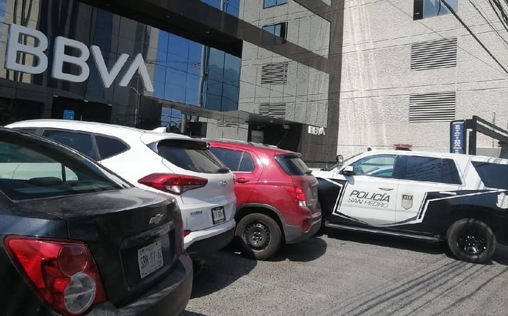 Hombres armados asaltan banco en San Pedro Garza García