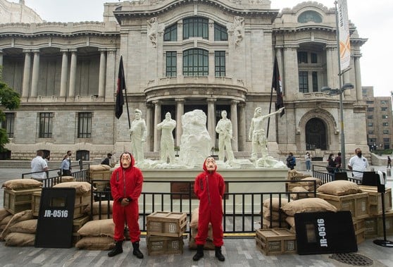 Fans de la serie visitan escultura de 'La casa de papel' en el Palacio de Bellas Artes