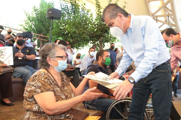 Vecinos de 80 colonias de Saltillo reciben escrituras