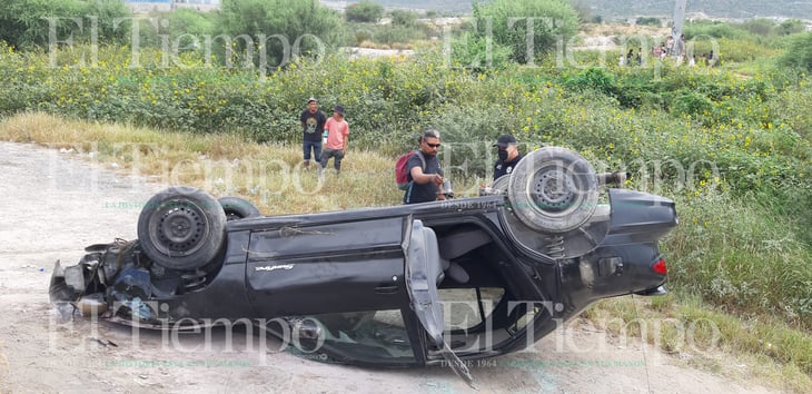 Automovilista vuelca sobre el Libramiento Carlos Salinas de Gortari