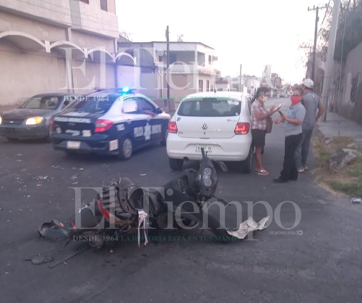 Motociclista se pasa alto e impacta a vehículo en Monclova