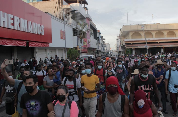 Migrantes intentan cruce masivo a EU desde Tijuana 