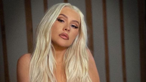 Christina Aguilera posa topless para 'fiesta' de la comunicad LGBT+