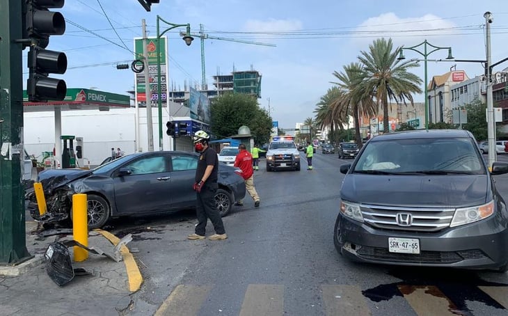 Automovilistas protagonizan aparatoso accidente en Monterrey