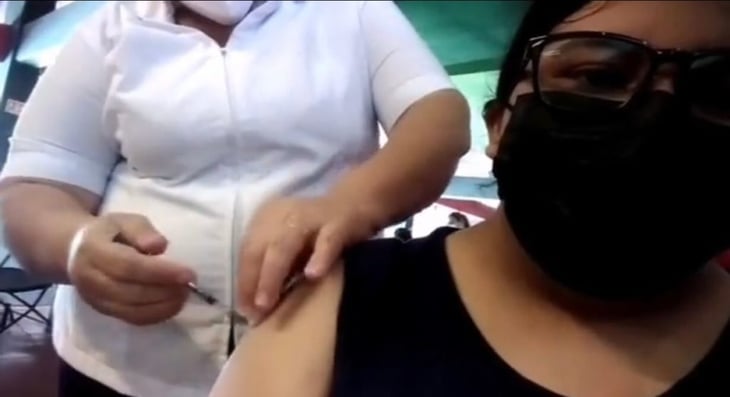 VIDEO: Joven capta a enfermera que simula aplicarle la vacuna antiCOVID-19 en Veracruz 