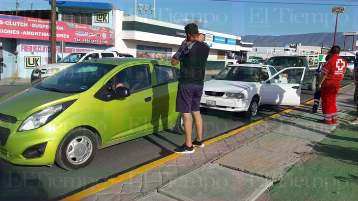 Carambola de tres automóviles en Monclova deja a dos mujeres lesionadas