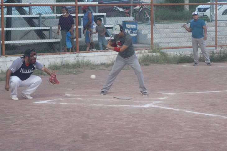 Potreros consigue segunda victoria en la liga nocturna de softbol del parque Pericos