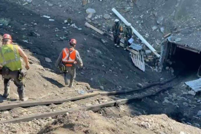 Rescatan a cuatro mineros atrapados por derrumbe en Coahuila