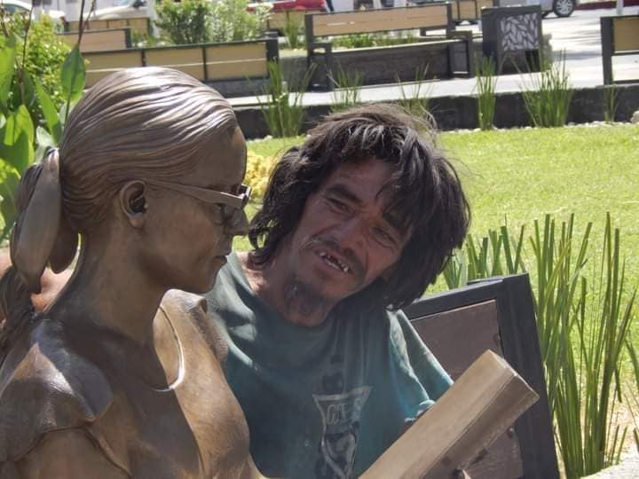 Indigente encuentra atención y amor en estatuas de la plaza de Monclova 