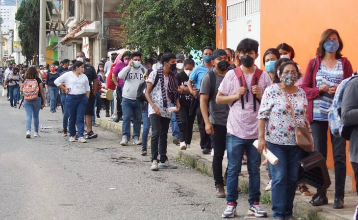 Más de 20 mil personas asisten a vacunarse en Oaxaca; 3 mil se quedan sin su dosis