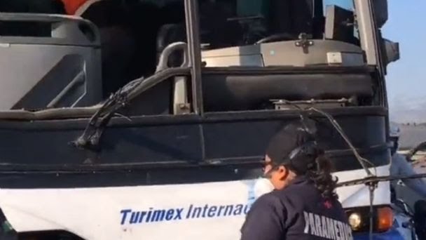 Autobuses de la caravana de vacunación transfronteriza chocan camino a la frontera con Texas