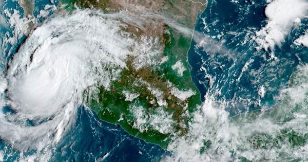 Lluvias del ciclón Olaf causan derrumbe y un muerto en el occidente de México