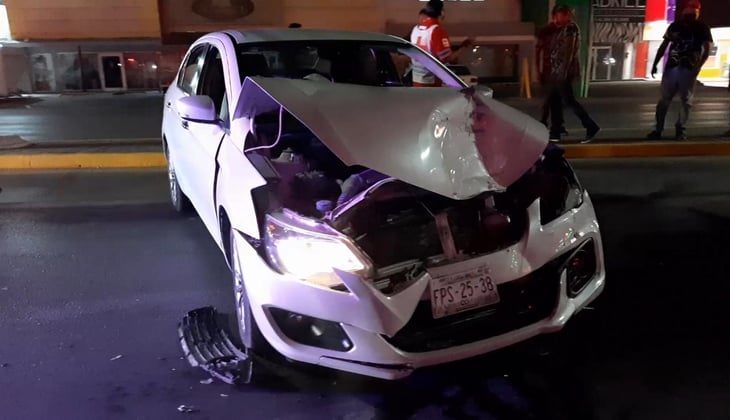 Veloz conductor invade carril y destroza automóvil en Monclova